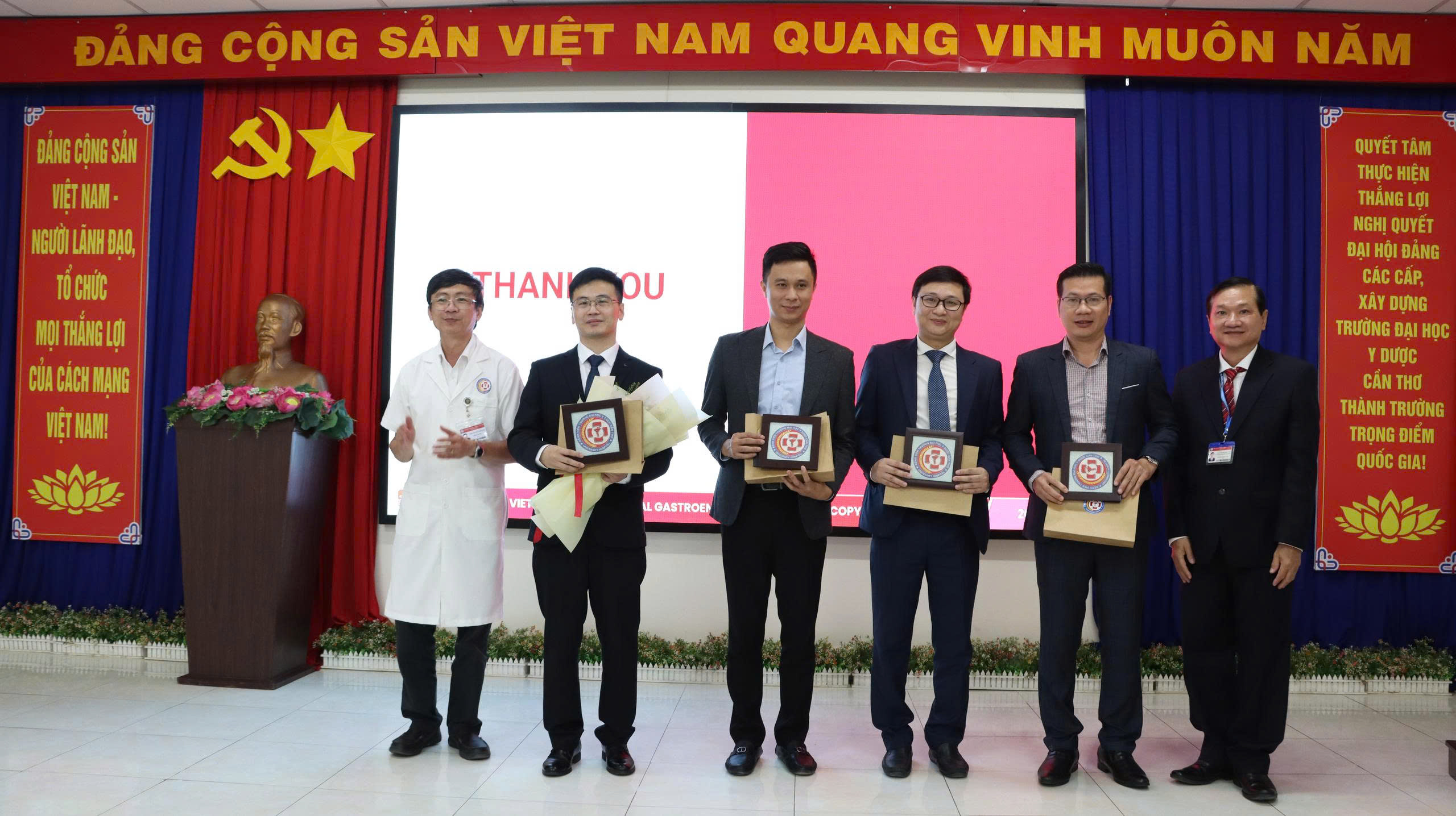 Ban tổ chức và đại biểu chụp ảnh lưu niệm