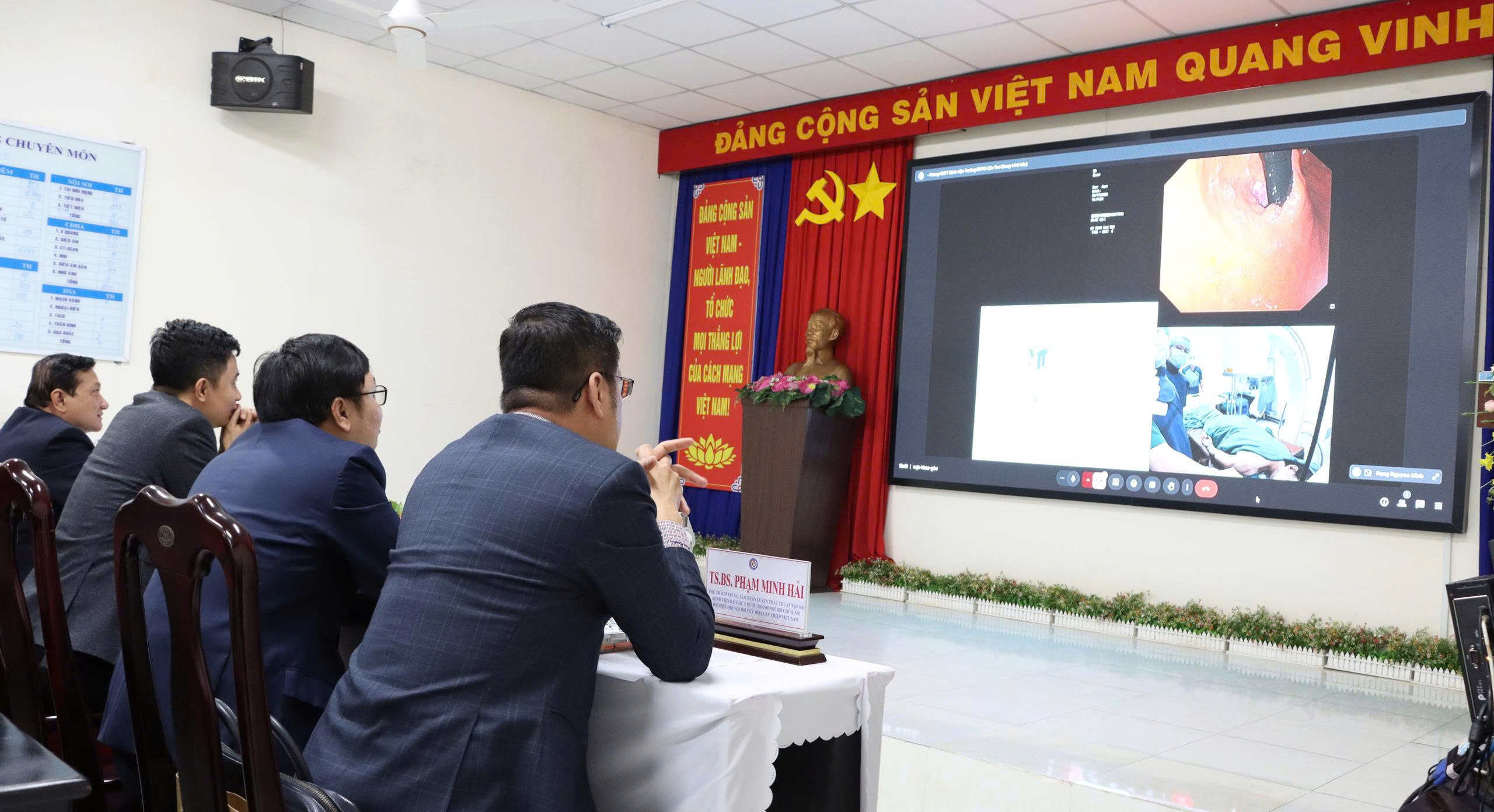 Các bác sĩ thực hiện kỹ thuật Live Demo